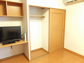 ポール付きクローゼットなら大切なお洋服もシワになりません。