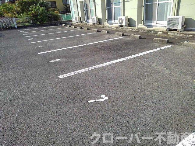 レオパレスＡＭＯＲＥの駐車場
