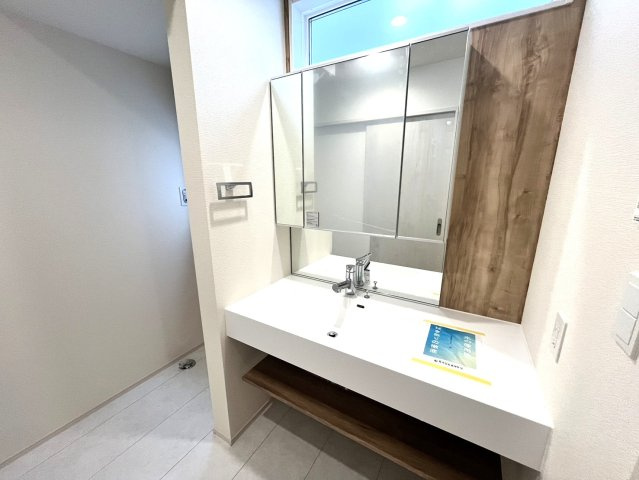 神戸市垂水区名谷町　新築戸建ての独立洗面台|洗面周りは広く収納家具を置くと便利ですね♪