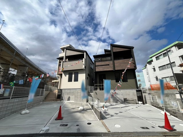 神戸市垂水区名谷町　新築戸建ての外観|横の白い外観戸建は3890万円　販売中です。