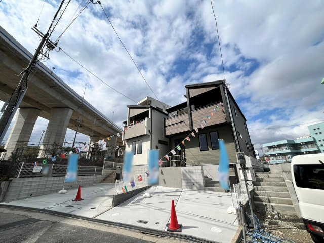 神戸市垂水区名谷町　新築戸建ての外観|南向きで日当たりとっても良好　右側建物、シックで落ち着いたおしゃれな外観