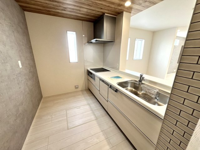 神戸市垂水区名谷町　新築戸建てのキッチン|食洗器付きの広いキッチン