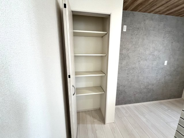 神戸市垂水区名谷町　新築戸建ての収納|キッチン回りもスッキリ片付くパンドリー付