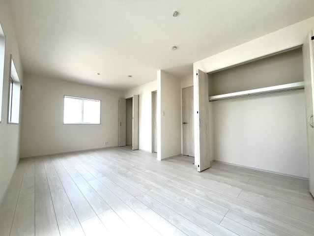 神戸市垂水区名谷町　新築戸建てのその他|約5帖のお部屋が2つつながっています。　将来家族が増えたら仕切って使うことも可能です。