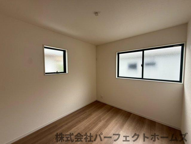 東香里元町戸建の洋室|ゆったりした洋室です