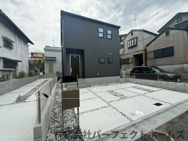 東香里元町戸建の前面道路含む現地写真|前面道路含む現地写真です