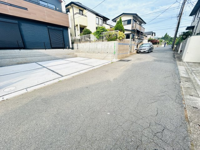 四街道市旭ケ丘３丁目の前面道路含む現地写真