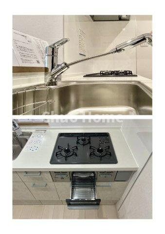 浅草ロイヤルマンションのキッチン|【キッチン水栓】キッチン水栓はシャワーヘッドが伸びますのでシンクの隅々まで届きます。【三ツ口コンロ】奥様に好評な三ツ口コンロと魚焼きグリルです。
