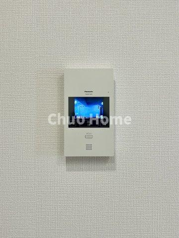浅草ロイヤルマンションのセキュリティ|【モニターホン】誰が来たかすぐにわかるカラーモニター付きインターホン。通話ボタンを押すまでは室内の音は漏れていませんので相手を確かめてから応対できます。