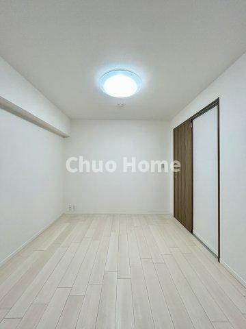 浅草ロイヤルマンションの寝室|【寝室】心と体をゆったりと安らげる主寝室。寝室のゆとりが大きい分だけ、暮らしの安らぎは深まります。一日の疲れを癒すだけでなく、ご夫婦の親密な語らいを紡ぎ出します