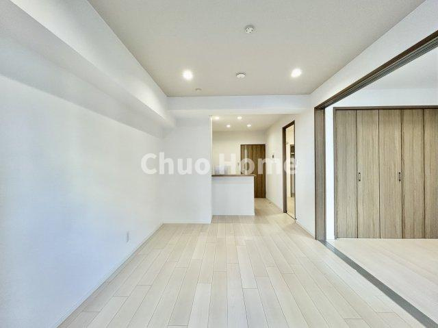 浅草ロイヤルマンションのダイニング|【ダイニング】忙しい朝でも、しっかり家族が揃って食事をして頂けるゆとりある大きさのダイニングスペース。奥様が作る手料理をカウンター越しに受けとって頂き、テーブルで囲む素敵な時間を存分に愉しんで下さい。
