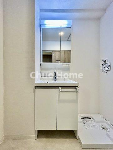浅草ロイヤルマンションの独立洗面台|【洗面化粧台】身だしなみを整えやすい事はもちろんですが、鏡の後ろに収納スペースを設ける事により、散らかりやすい洗面スペースをすっきりさせる事が出来るのも嬉しいですね