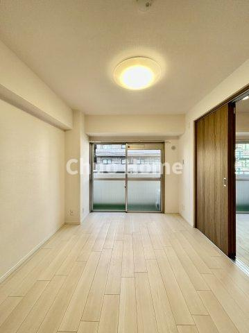 浅草ロイヤルマンションの洋室|【洋室】快適に過ごす条件は、一人ひとり違います。だからこそ飾り過ぎないシンプルな内装と偏り過ぎないデザインで統一しております。居住していく中でオーナー様だけの【マイホーム】に創り上げて下さい