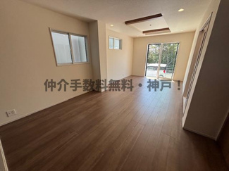 【居間・リビング】 | 神戸市垂水区南多聞台8丁目　新築戸建1号棟　仲介手数料無料！ | こちらの居間で趣味の時間をお楽しみください