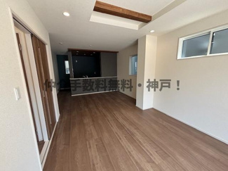 【居間・リビング】 | 神戸市垂水区南多聞台8丁目　新築戸建1号棟　仲介手数料無料！ | ゆったり過ごせる居間です
