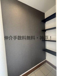 【玄関】 | 神戸市垂水区南多聞台8丁目　新築戸建1号棟　仲介手数料無料！ | 収納もある玄関です