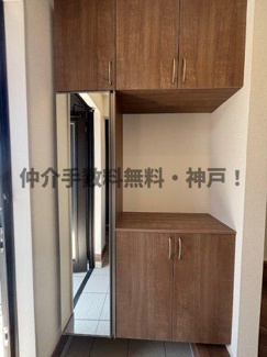 【玄関】 | 神戸市垂水区南多聞台8丁目　新築戸建1号棟　仲介手数料無料！ | 収納もある玄関です