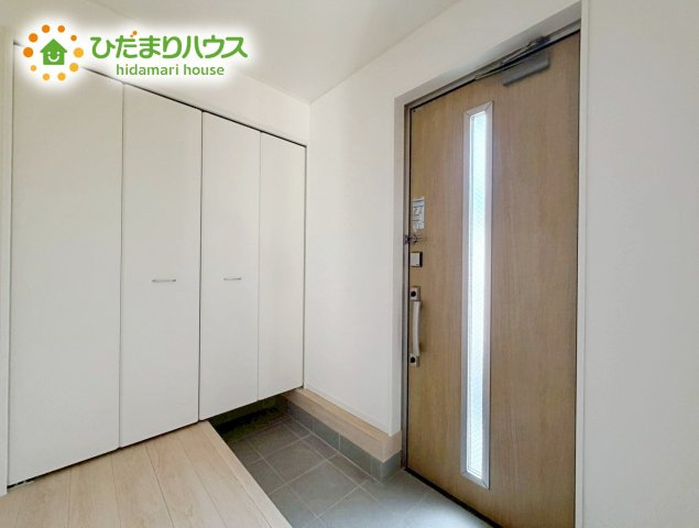 郡山市安積町笹川第7　新築戸建　9号棟の玄関|スニーカーマニアも納得の天井まであるシューズボックス!(^^)!