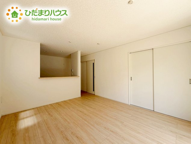 郡山市安積町笹川第7　新築戸建　9号棟の居間・リビング|リビング大きな窓からは、暖かな日の光が降り注ぎます・・・