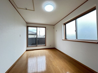 【洋室】 | 藤沢市打戻 中古戸建て | 2面採光・南面に窓：洋室7.2帖（2階）