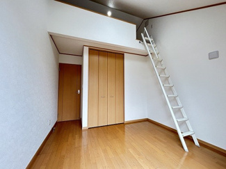【洋室】 | 藤沢市打戻 中古戸建て | 南面に窓：洋室5.7帖（2階）