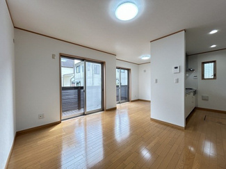 【居間・リビング】 | 藤沢市打戻 中古戸建て | 2面採光・南面に窓：LDK15.3帖（1階）
