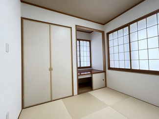 【和室】 | 藤沢市打戻 中古戸建て | 2面採光・南面に窓：LDKと隣接した和室4.5帖（1階）