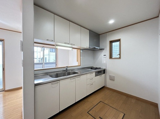 【キッチン】 | 藤沢市打戻 中古戸建て | ガスコンロ交換済　※使用・経年等に伴う、汚損・破損・キズ・故障・性能低下等が生じている場合があります