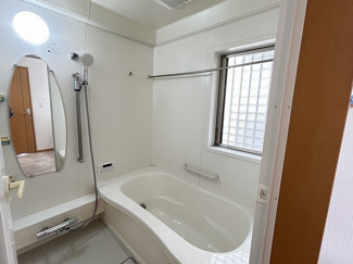 【浴室】 | 藤沢市打戻 中古戸建て | 追焚き給湯・浴室乾燥機+窓　※使用・経年等に伴う、汚損・破損・キズ・故障・性能低下等が生じている場合があります