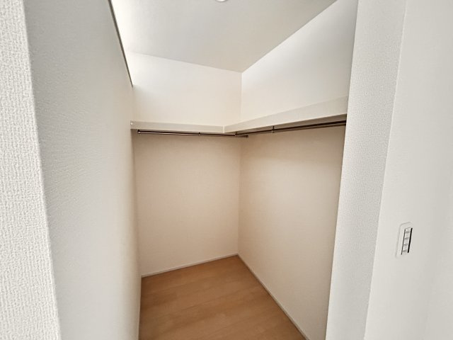 【LiveleGarden】宇都宮市西川田南 第9 全2棟の収納|〇2号棟・2階8.5帖洋室〇
洋服もバッグもまとめて収納できるウォークインクローゼット♪
見渡せるから選びやすく、毎日のコーディネートがもっと楽しくなります。
※2026年6月撮影