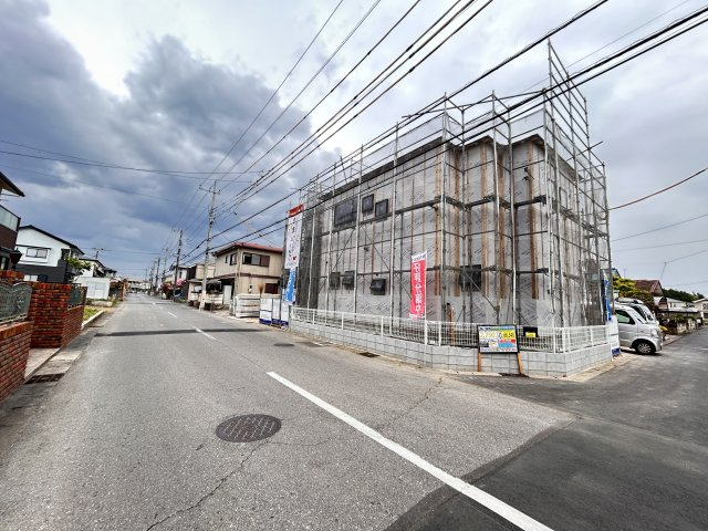 【LiveleGarden】宇都宮市西川田南 第9 全2棟の前面道路含む現地写真|〇前面道路　北側7ｍ公道より〇
宇都宮環状線に近く宇都宮中心部や栃木方面へのアクセスも良好♪
近隣には総合運動公園などの運動、散歩環境も整い治安も良くバランスのとれた住環境です。
※2026年3月撮影