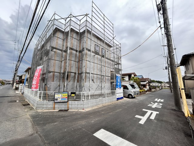 【LiveleGarden】宇都宮市西川田南 第9 全2棟の前面道路含む現地写真|〇1号棟〇
北西角地の開放的な立地です。２面が道路に面しているため、風通しの良い環境です。
また周囲からの見通しが良いため、防犯性が高く家を空けがちな共働き世帯にも嬉しい環境です。
※2026年3月撮
