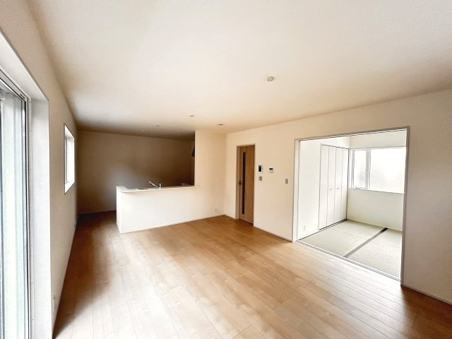 【LiveleGarden】宇都宮市西川田南 第9 全2棟の居間・リビング|〇2号棟・16帖リビングダイニング〇
和室の仕切りを開放すればLDKと合わせて広々スペースに早変わり！
和のテイストをプラスした癒しの空間になります。
※2026年6月撮影