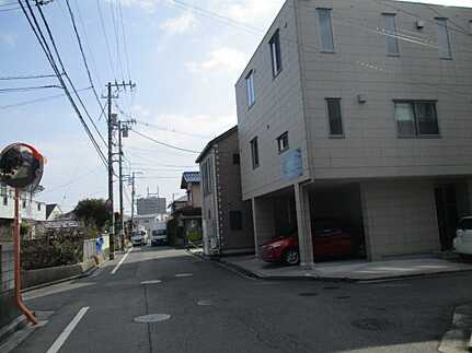 佐伯区五日市中央４丁目の前面道路含む現地写真