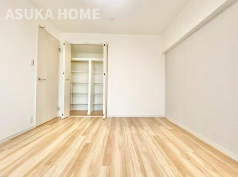 第2磯子ハイツの洋室|収納スペースがあるお部屋は散らかりにくいので広くお部屋を使えますね。