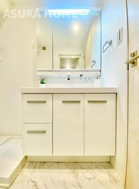 第2磯子ハイツの独立洗面台|日常使うものも収納、シャワー付き水栓、清潔感溢れる洗面化粧台です。