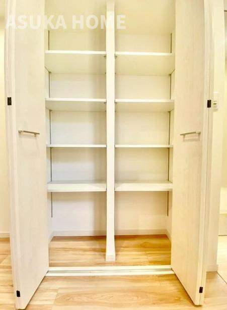 第2磯子ハイツの収納|棚板がたくさんある収納空間は便利このうえなしですね。