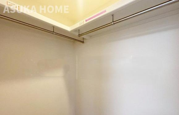 第2磯子ハイツのその他|コーナーも利用した収納スペースにはたくさんのお洋服をかけられそうですね。