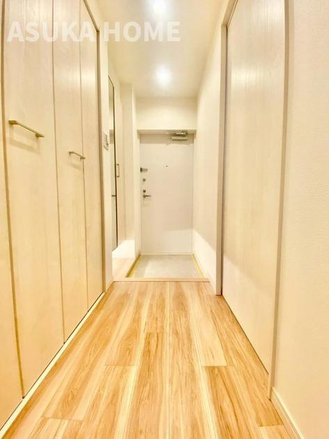 第2磯子ハイツの玄関|清潔感溢れる玄関がお出迎え、廊下には無駄なく収納空間を取り入れています。