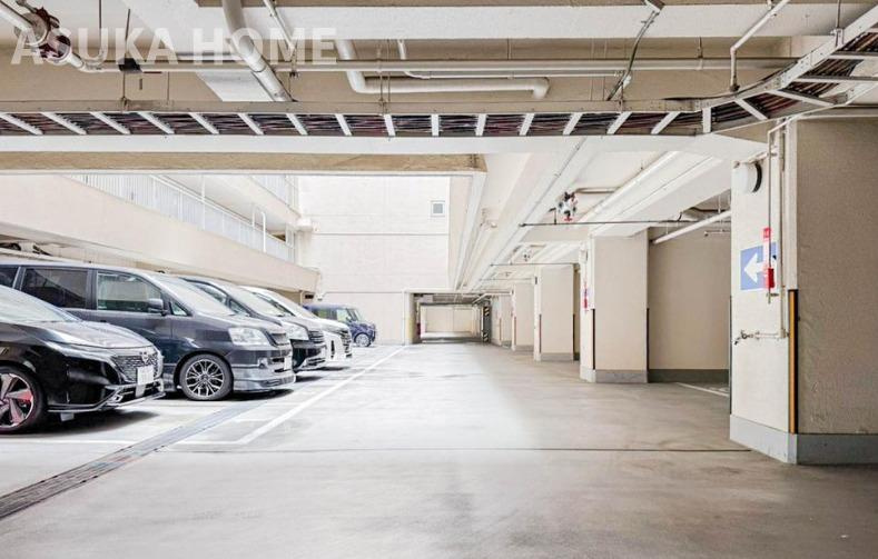 第2磯子ハイツの駐車場|ゆったりとした駐車スペースを確保いたしましたので、大きめのお車でも駐車可能です。