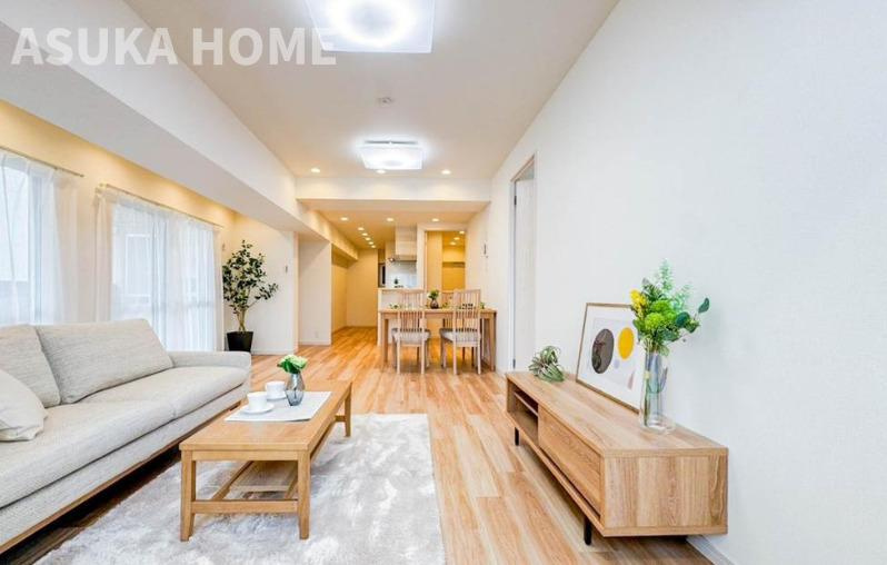 第2磯子ハイツの玄関|明るいリビングの採光もアクセントの一つ、会話に花が咲くスペースとして過ごせますね