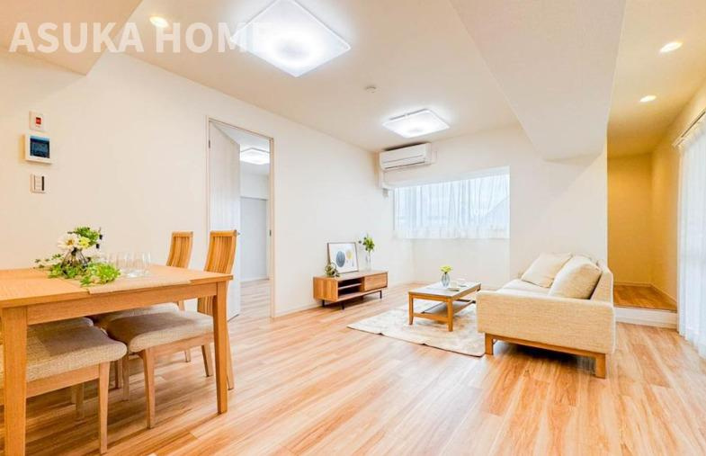 第2磯子ハイツの居間・リビング|明るい好みの空間で読書をしたり、音楽を聞いたりと家族で集えるリビングです。