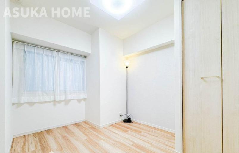 第2磯子ハイツの洋室|各お部屋に収納が付いていますので季節のものの収納にも困らないですね。