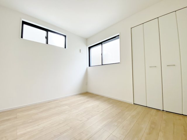 練馬区田柄4丁目 全2棟 2号棟の洋室|1階5.2帖洋室(納戸表記)は整形なお部屋なので家具のレイアウトもしやすいです
2面開口の明るく快適なお部屋です