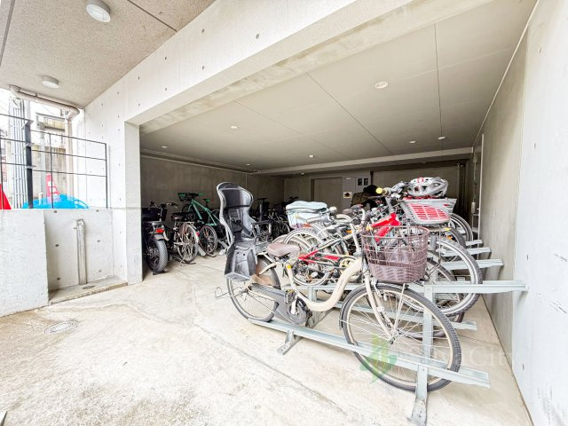 デュフレ渋谷本町の駐輪場