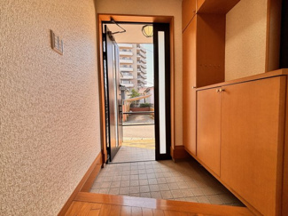 【玄関】 | 若葉区桜木3丁目中古戸建　千葉都市モノレール「桜木」駅 | 玄関はシューズインクローク付き。靴の収納が多くまとめてスッキリ収納できます！
