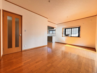 【居間・リビング】 | 若葉区桜木3丁目中古戸建　千葉都市モノレール「桜木」駅 | 壁紙クロスを張替え済みの部屋です。隣接の和室とつながる扉は間口を広く使えます！