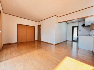 【居間・リビング】 | 若葉区桜木3丁目中古戸建　千葉都市モノレール「桜木」駅 | 和室とつなげれば、約20帖のゆったりとした広々空間に。
開放感が生まれ、家族団らんや来客時にも使い勝手の良い間取りです！