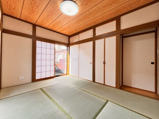 【和室】 | 若葉区桜木3丁目中古戸建　千葉都市モノレール「桜木」駅 | やわらかな陽ざしが心地よい畳のお部屋。
思わずごろんとしたくなる、ほっと落ち着く空間です！