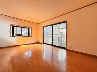【居間・リビング】 | 若葉区桜木3丁目中古戸建　千葉都市モノレール「桜木」駅 | 大きな窓からたっぷりの陽光と風を感じられるリビング、家族の笑顔が自然と生まれてくる、そんな雰囲気のダイニングに仕上がっています！
